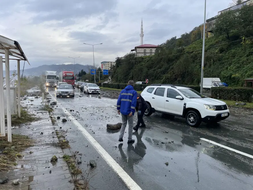 Karadeniz’de dev dalgalar | Fotoğraf çektirmek isteyen ikigenç dalgalara kapıldı 9