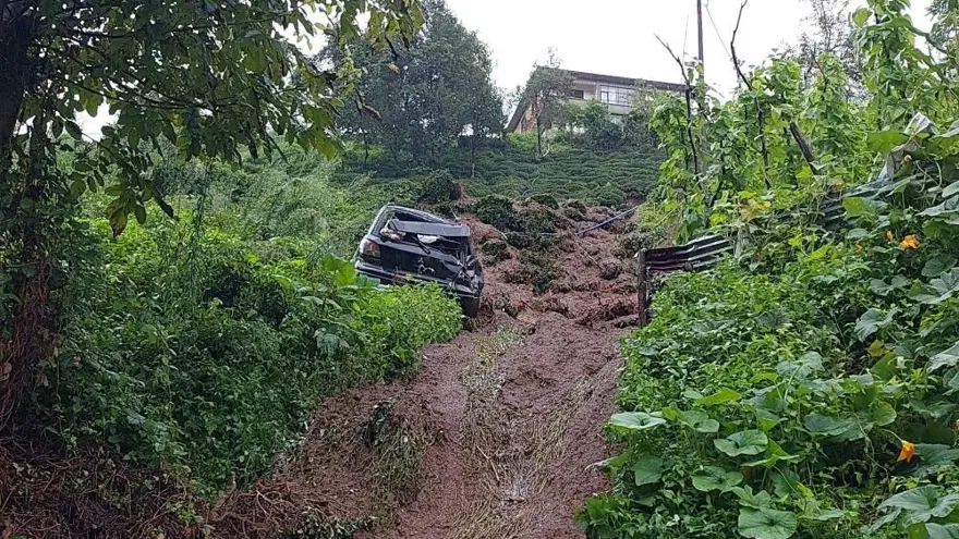 Rize'de şiddetli yağışların ardından 16 evin boşaltılmasına karar verildi 6 Rize'de şiddetli yağışların ardından 16 evin boşaltılmasına karar verildi 6