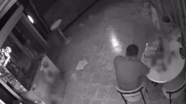 Camı kırıp girdiği markette "çilingir sofrası" kurdu