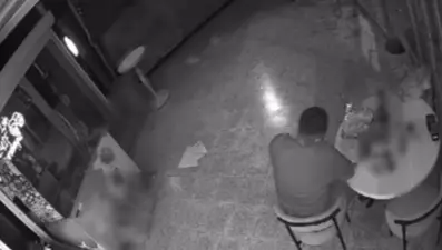 Camı kırıp girdiği markette "çilingir sofrası" kurdu