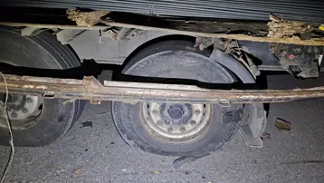 Patlayan lastiği değiştirmek isterken TIR'ın altında can verdi