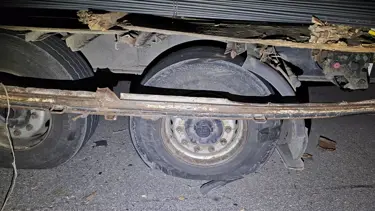 Patlayan lastiği değiştirmek isterken TIR'ın altında can verdi