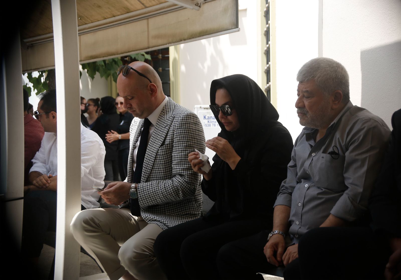 Ebru Gündeş annesini son yolculuğuna uğurladı