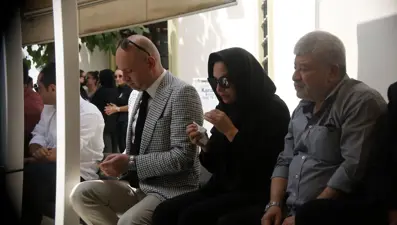 Ebru Gündeş annesini son yolculuğuna uğurladı