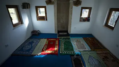 Ülkenin en küçük camilerinden biri. En fazla 10 kişi ibadet edebiliyor
