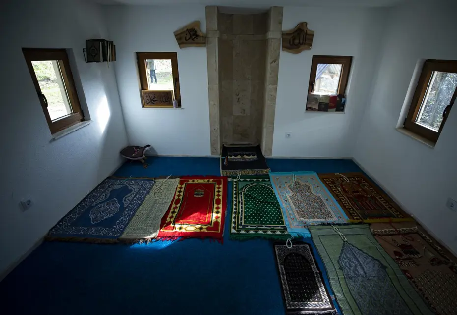 Ülkenin en küçük camilerinden biri. En fazla 10 kişi ibadet edebiliyor