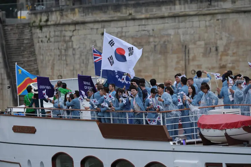 RENKLİ KIYAFETİYLE DİKKAT ÇEKTİLER 30