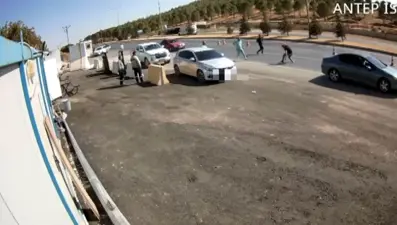 Polise çarpıp kaçan avukatın attığı poşetten uyuşturucu çıktı