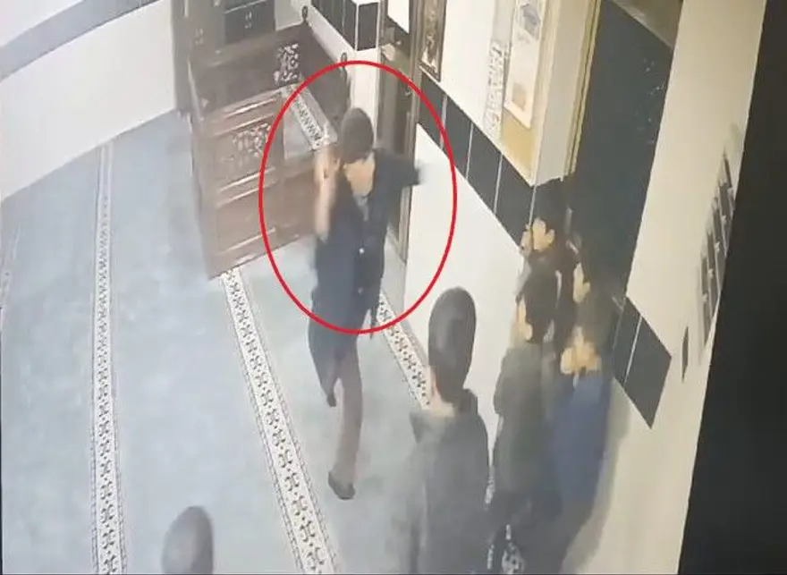Camide oyun oynayan çocuklara bıçak çekti 2