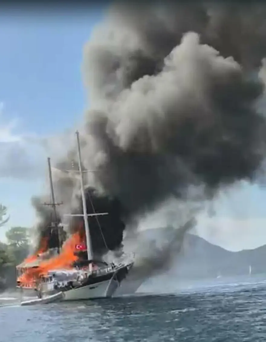 Fethiye'de tekne alev topuna döndü 3 Fethiye'de tekne alev topuna döndü 3