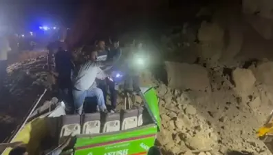 Hindistan'da heyelan: Kayaların ezdiği otobüste 15 yolcu öldü