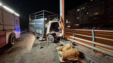 Kamyonet yön tabelasına çarptı, sürücü yaralandı