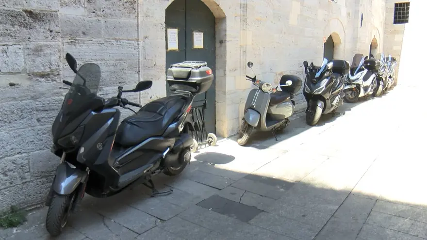 MOTOSİKLETLERİN PARK ALANI OLDU 4