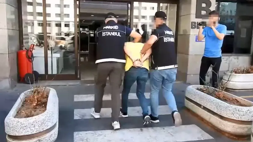 Sokak röportajında “uyuşturucu satıyorum” dedi, gözaltınaalındı 1 Sokak röportajında “uyuşturucu satıyorum” dedi, gözaltınaalındı 1