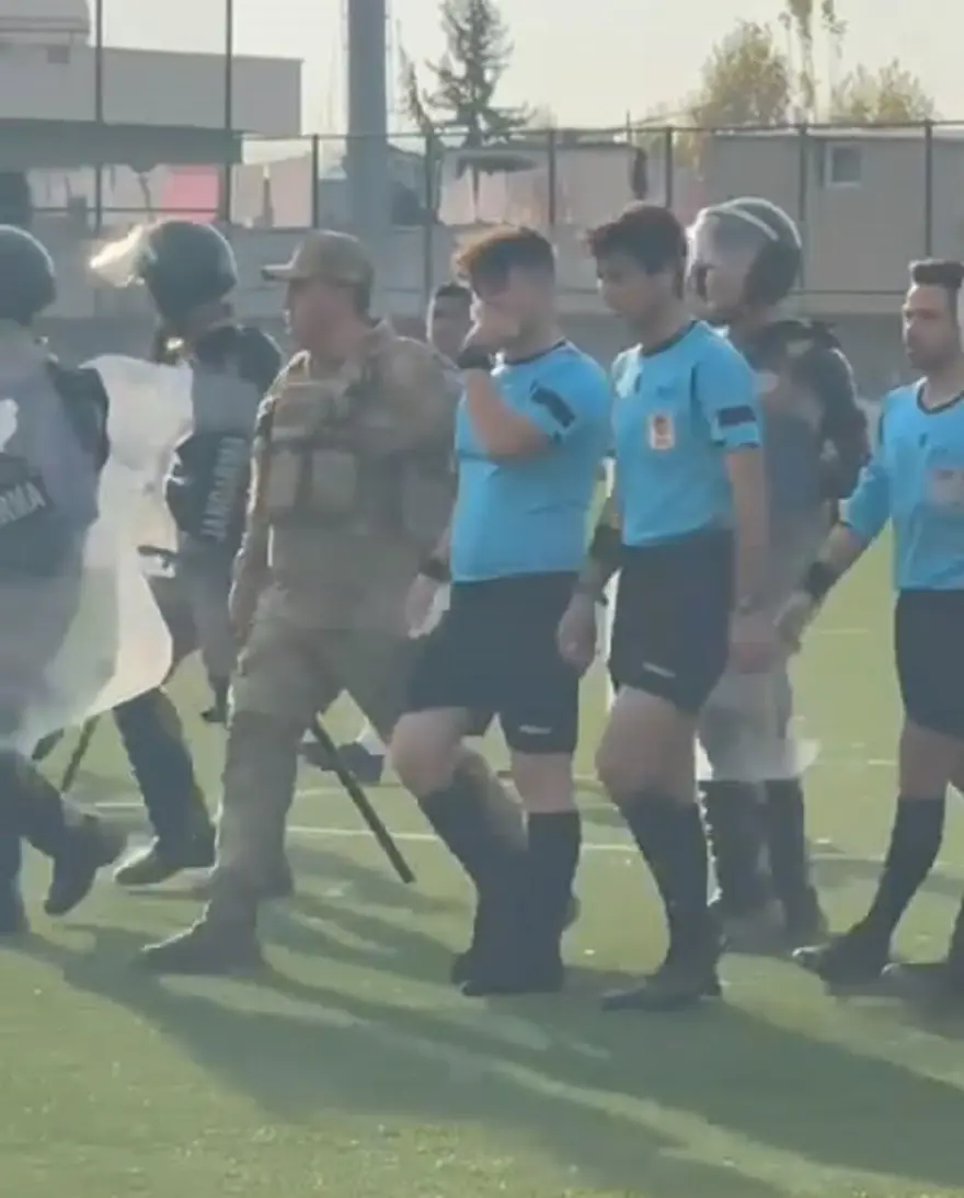 Bitiş düdüğü çaldı saha karıştı: Hakem ve rakip oyunculara saldırıya jandarma müdahale etti 13