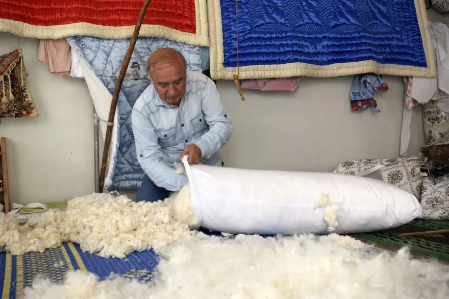 Uzun yastık, yerini "küstüm yastığı"na bıraktı: 50 yıldır bu işi yapıyor 1 Uzun yastık, yerini "küstüm yastığı"na bıraktı: 50 yıldır bu işi yapıyor 1
