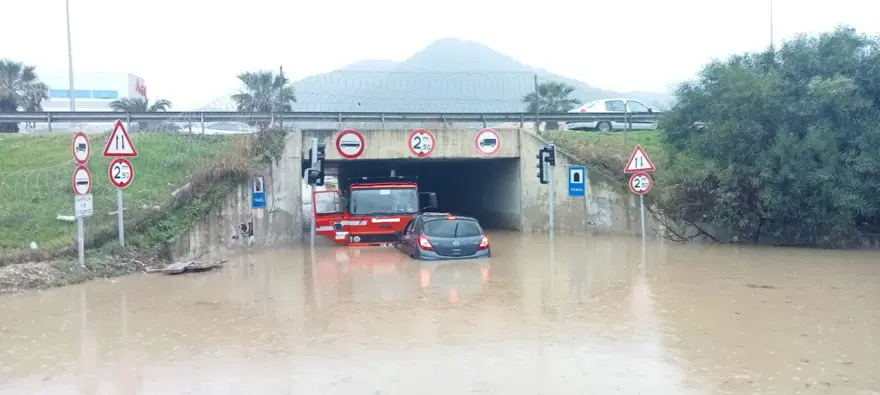 İzmir'de caddeler göle döndü, araçlar sular altında kaldı 