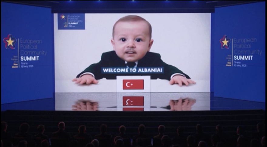 Meloni'yi diz çökerek karşıladı: Spor ayakkabıları Erdoğan'ın dikkatinden kaçmadı 9