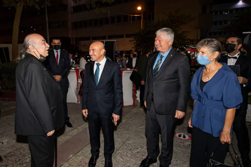 İzmir'de perde açıldı ve 70 yıllık hasret bitti 4 İzmir'de perde açıldı ve 70 yıllık hasret bitti 4