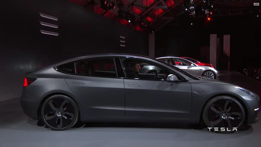 Tesla Model 3 görücüye çıktı 14