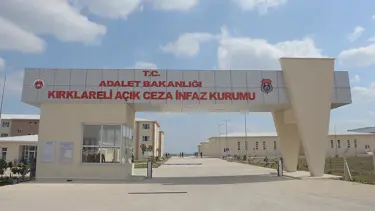 Cezaevinin kasasını soyup firar etti
