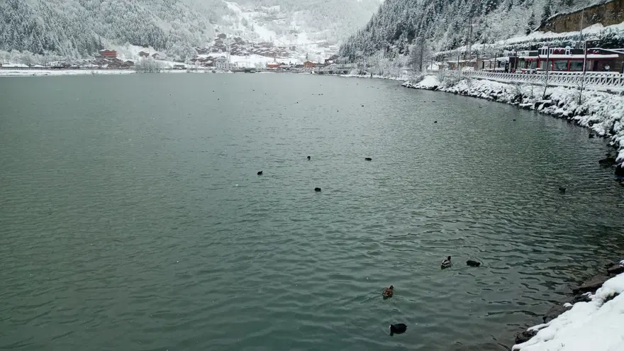 Uzungöl beyaza büründü, seyrine doyumsuz manzaralar oluştu 9