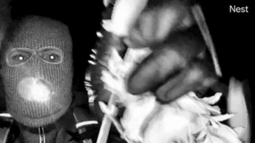 KAPIDAKİ KAMERA GÖRÜNTÜLEDİ 1