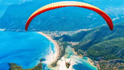 Ölüdeniz'in 'renkli aksesuarları' adrenalin tutkunlarına gökyüzünden eşsiz manzaralar sunuyor