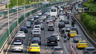 İstanbul trafiğinde ilk gün yoğunluğu: TEM ve köprülerde yoğunluk yaşanıyor