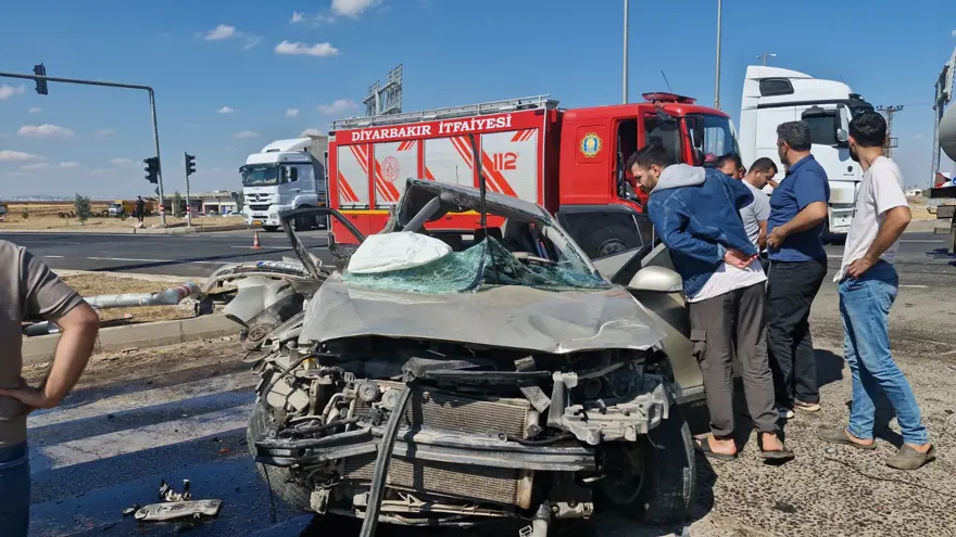 Tanker ile otomobil çarpıştı: 2'si ağır 4 yaralı 5