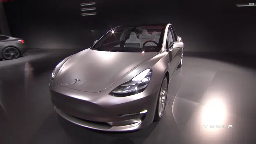 Tesla Model 3 görücüye çıktı 26