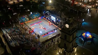 Filenin Sultanları'nın maçları için Galataport'ta dev ekran