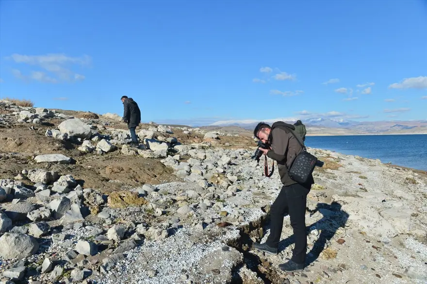 Keban Baraj Gölü'nde suyun çekilmesiyle tarihi höyükler de gün yüzüne çıktı 2