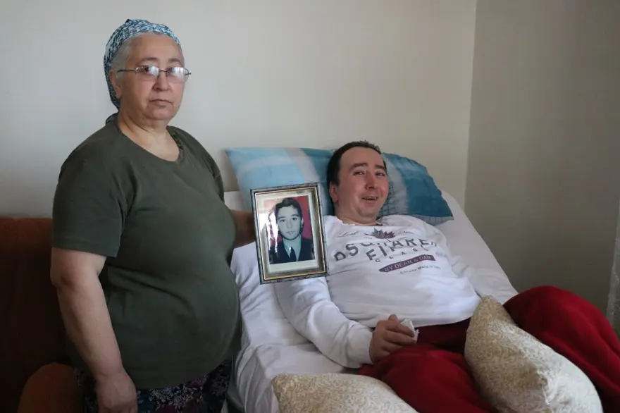 Öğretmen ve müdür şiddetiyle felç kalan gence son veda: Evladım elimden kayıp gitti Öğretmen ve müdür şiddetiyle felç kalan gence son veda: Evladım elimden kayıp gitti