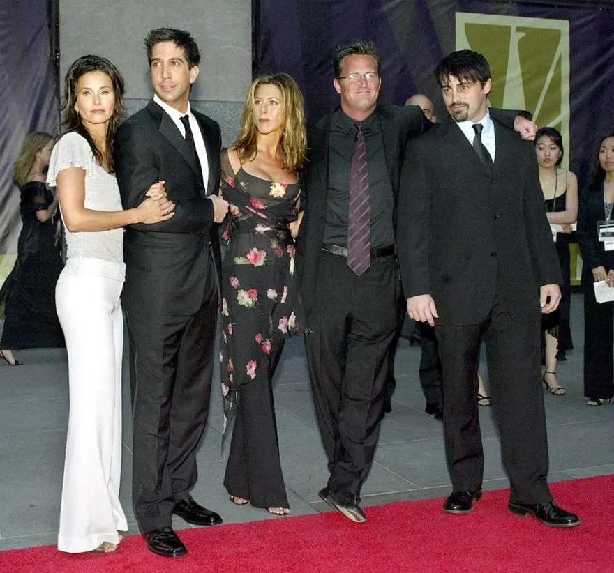 Friends yıldızı Matthew Perry son yolculuğuna uğurlandı 