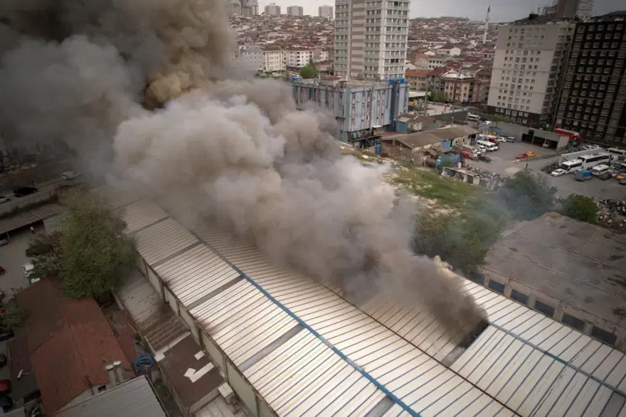 Esenyurt’ta mobilya imalathanesinde yangın 4