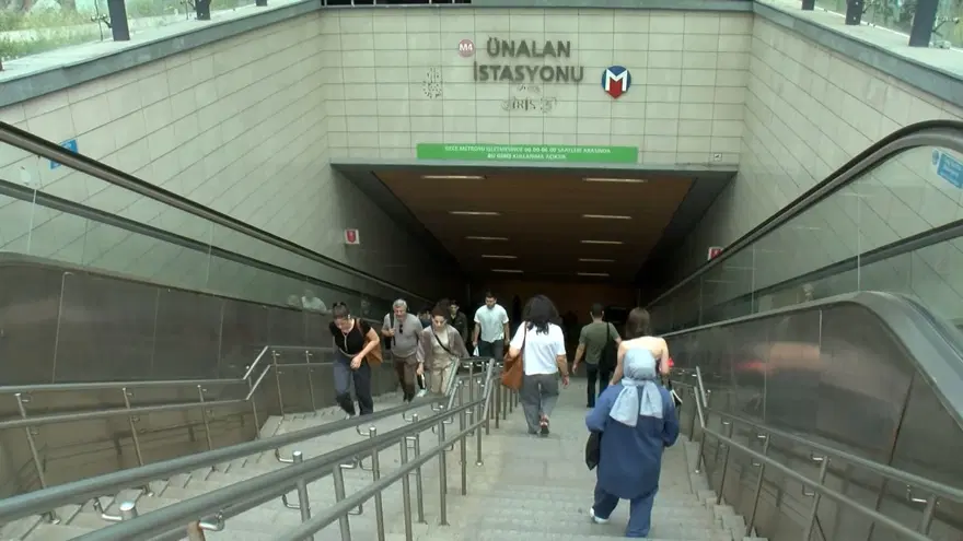 Ünalan metrosunda yürüyen merdivenin basamağı kırıldı: Yoğunluk oluştu 5