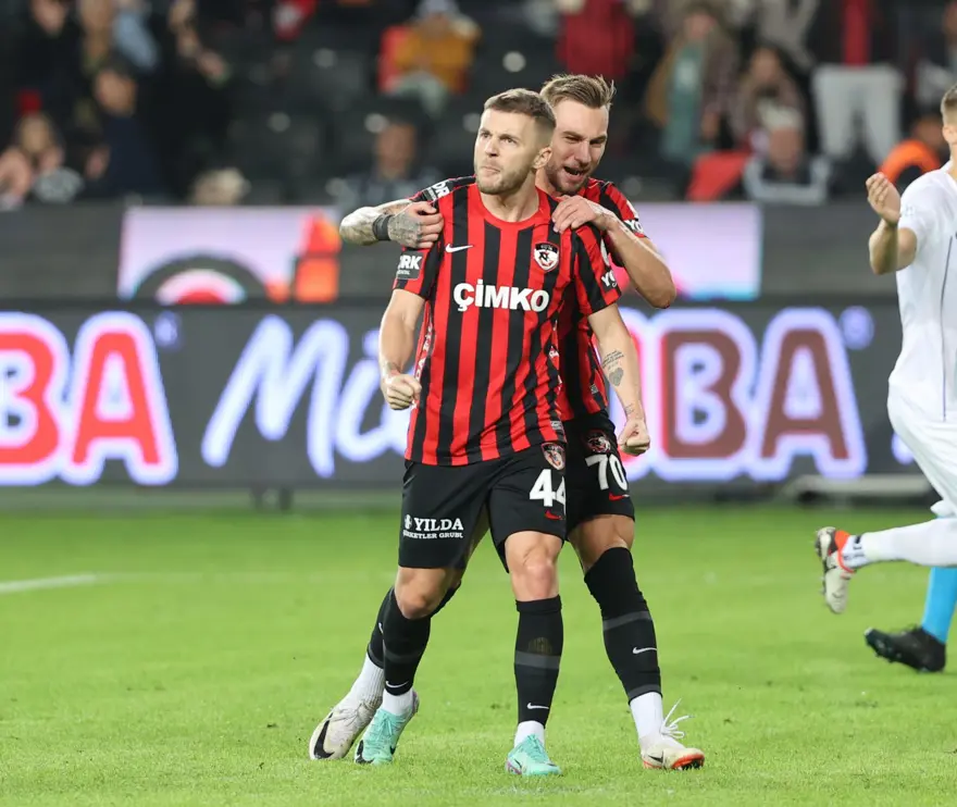 Gaziantep FK - Çaykur Rizespor maçında sahalarda ender görülecek penaltı 6