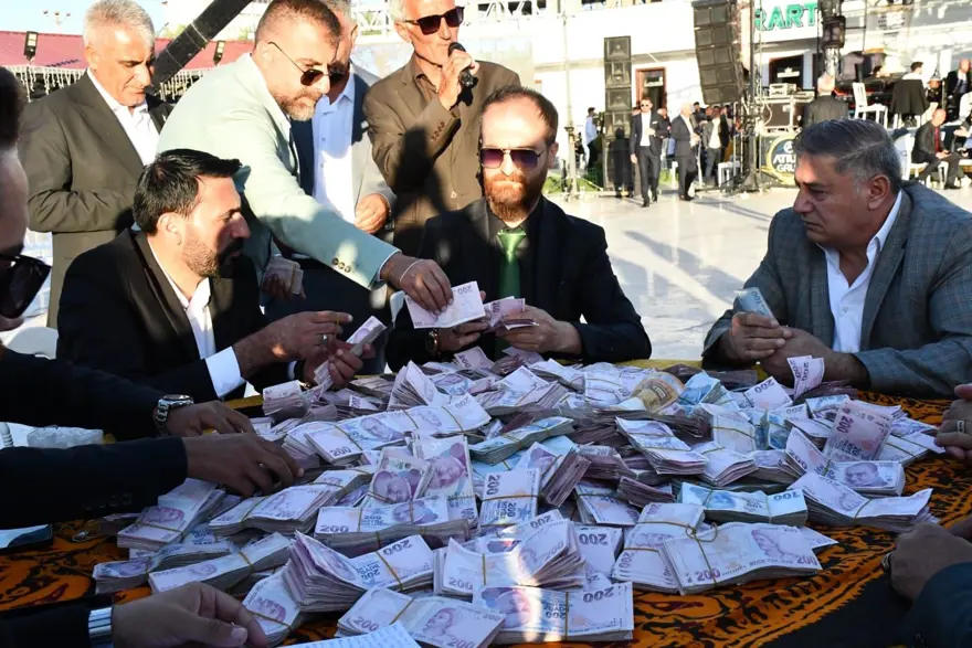 Düğünde takı töreni 5 saat sürdü: 4 kilo altın, 10 milyon TL para takıldı 1