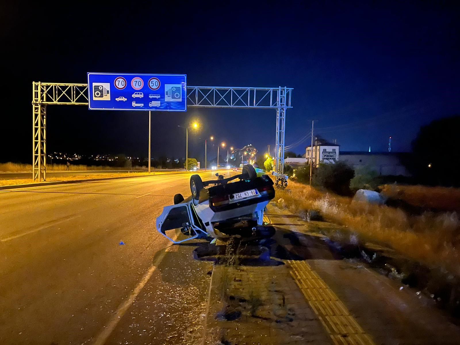 TIR'ın sıkıştırdığı otomobil takla attı: 1 yaralı