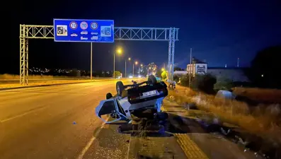 TIR'ın sıkıştırdığı otomobil takla attı: 1 yaralı