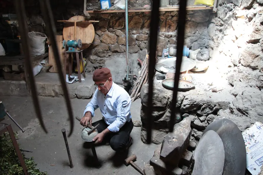 Çırak bulamayan 79 yaşındaki kalaycı ustası eşiyle birlikte çalışıyor 8