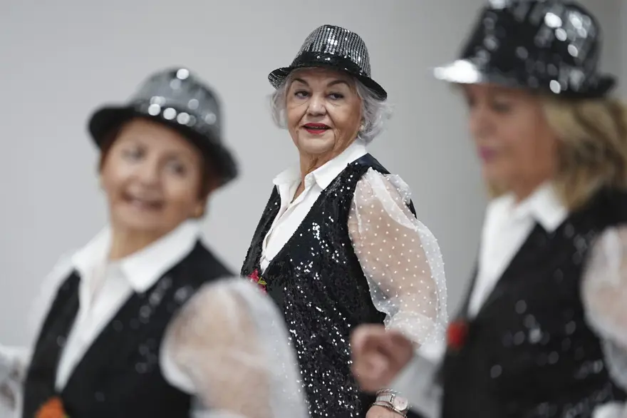 "Parlak Şapkalılar" dinç kalmak için dans ediyor: "Kolesterol, tansiyon, şeker hastasıyım, hepsi düzeldi" 7