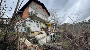 Heyelanda balkonu çöken ev boşaltıldı