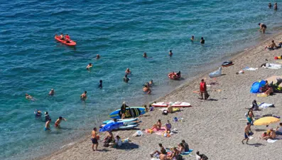 Termometreler 37 dereceyi gösterdi: Antalya'da sahiller doldu taştı