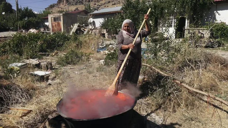 5 saat odun ateşinde kaynatılıyor:  150 yıllık bakır leğende kış hazırlığı 