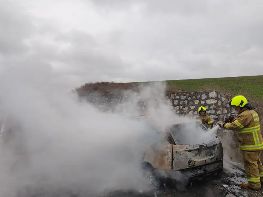 Seyir halindeki otomobil küle döndü 1
