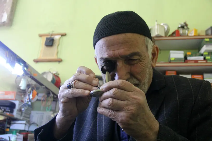 Yarım asırdır 20 metrekarelik dükkanda: 58 yıldır zamanın durmaması için çalışıyor 