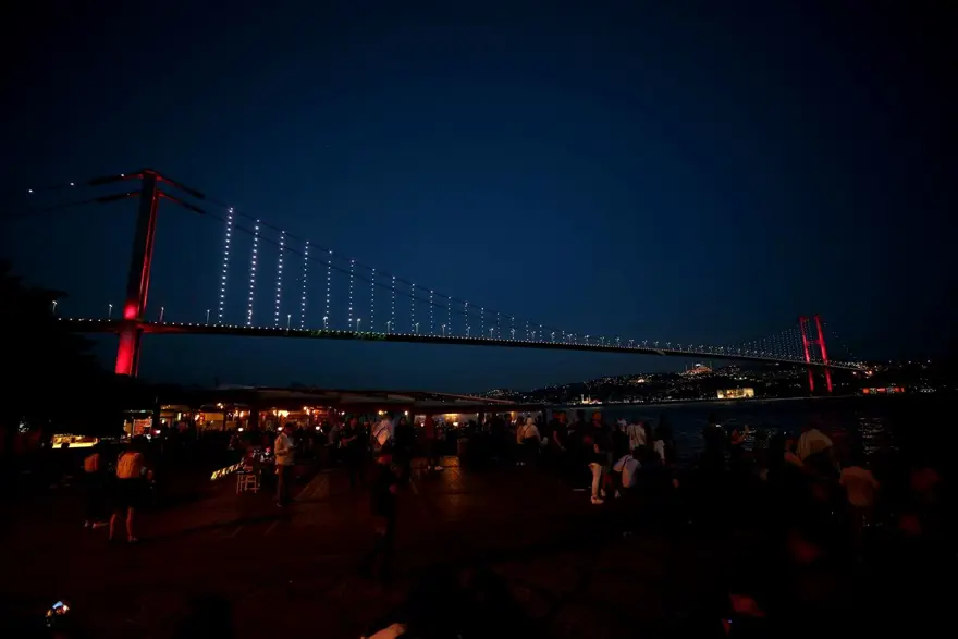 İstanbul'un tarihi simgeleri Milli Takım'a destek için Kırmızı-Beyaza büründü 11