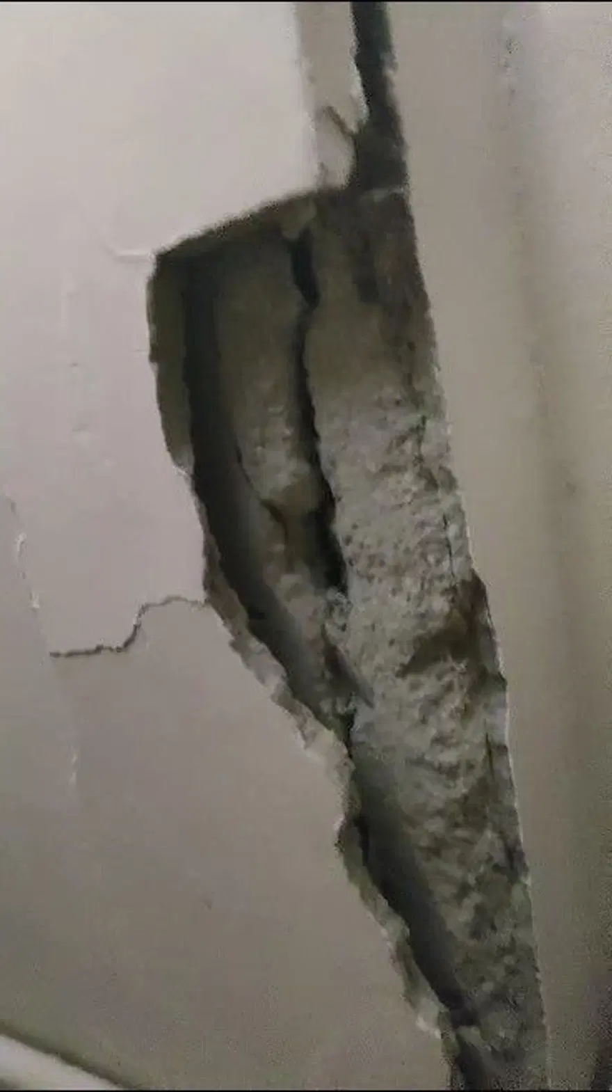 İstanbul'da kolonunda çatlak oluşan 7 katlı apartman tahliye edildi 5